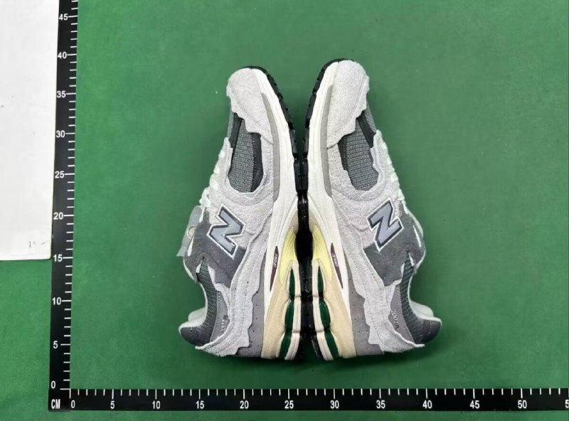 M batch New Balance 2002R -5